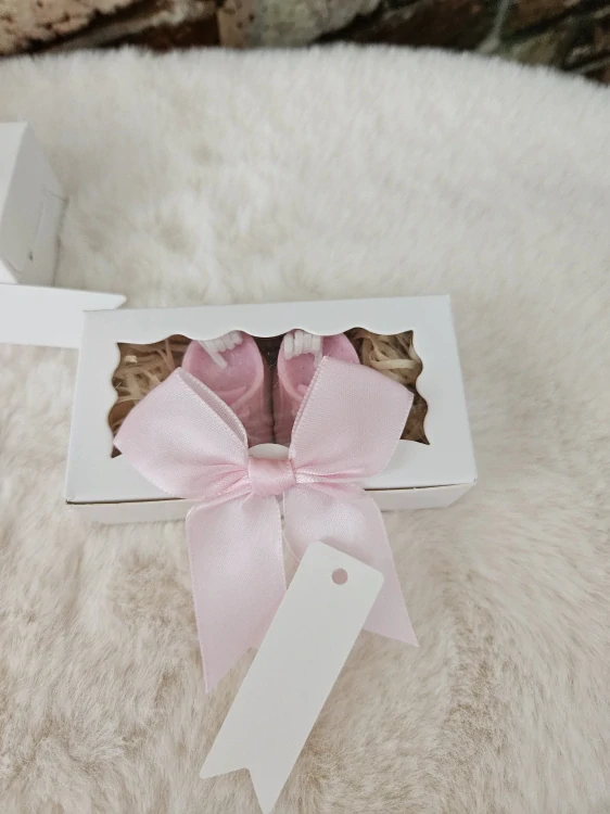  Dekorační svíčka – dětské botičky růžové