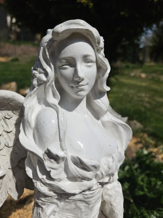 Andělka 77 cm v bílé "zašlé " barvě se solární lucernou - zahradní socha - Powertex