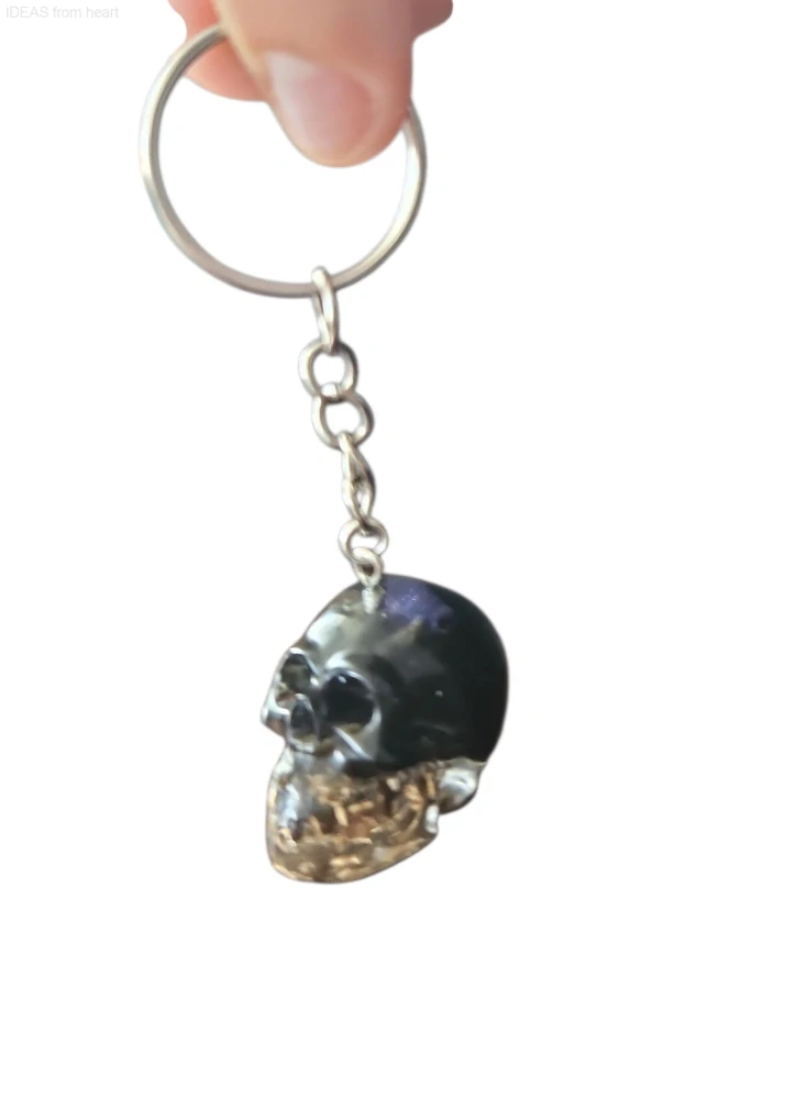 Orgonitová klíčenka lebka – onyx (2,2 × 3 × 2,2 cm)