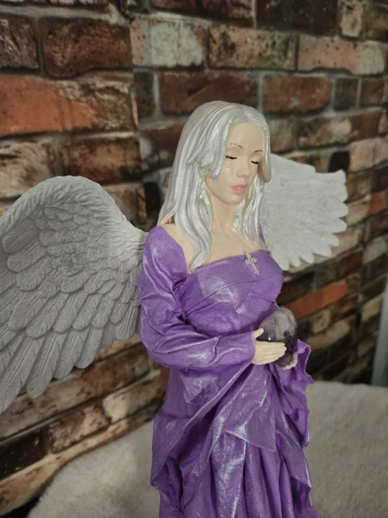 Andělka Viktorie s minerálem ametyst – 50 cm (křídla 41 cm) – Powertex