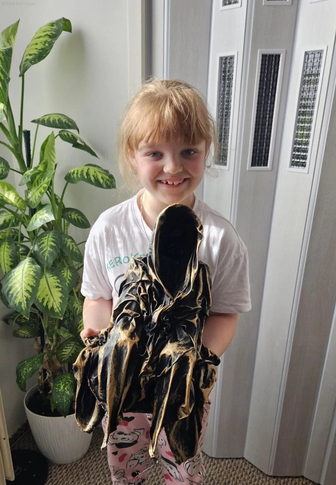 Duch sedící malý s bronzovou patinou - Powertex