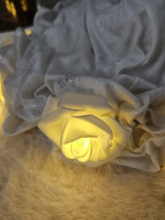 Sedící Andělka Clariel v bílé barvě s LED světlem růže cca 25 cm - Powertex