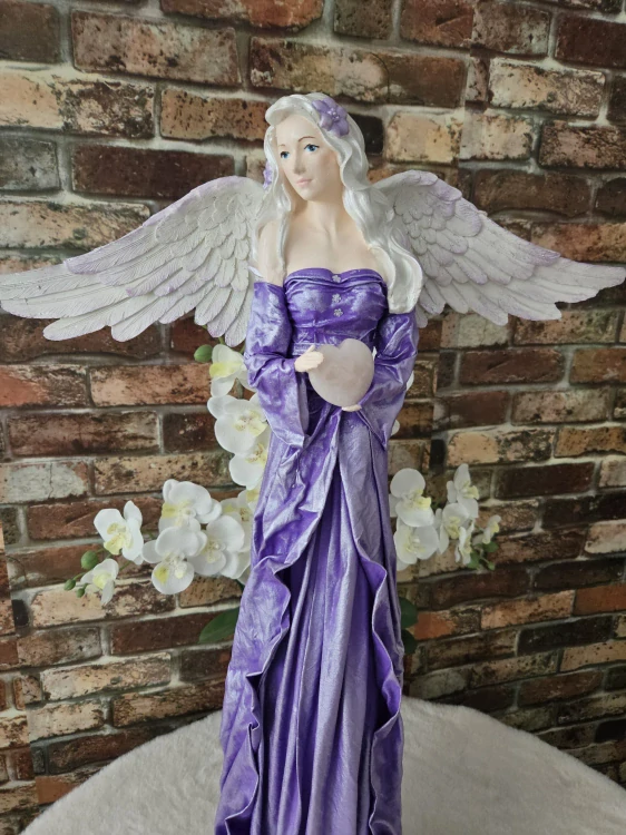 Andělka Valeria 77 cm ve fialové barvě s přírodním minerálem RŮŽENÍN - Powertex