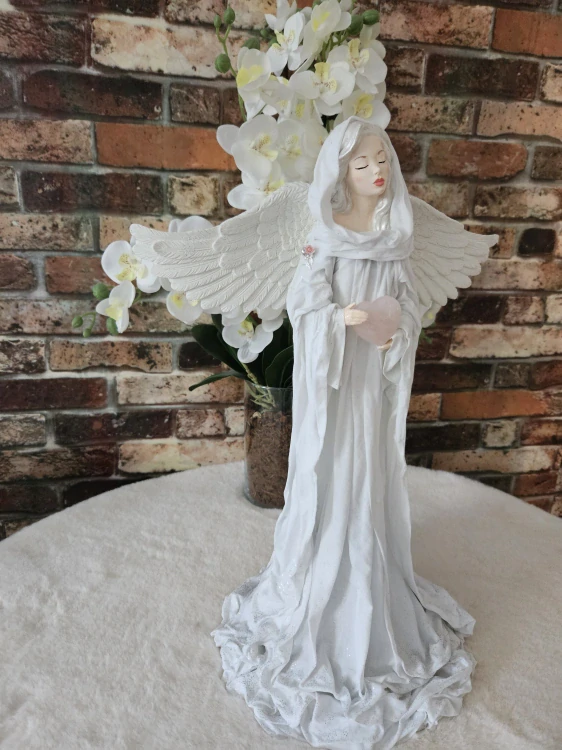 Andělka Eliora stojící v bílé barvě s přírodním minerálem RŮŽENÍN  cca 50 cm - Powertex
