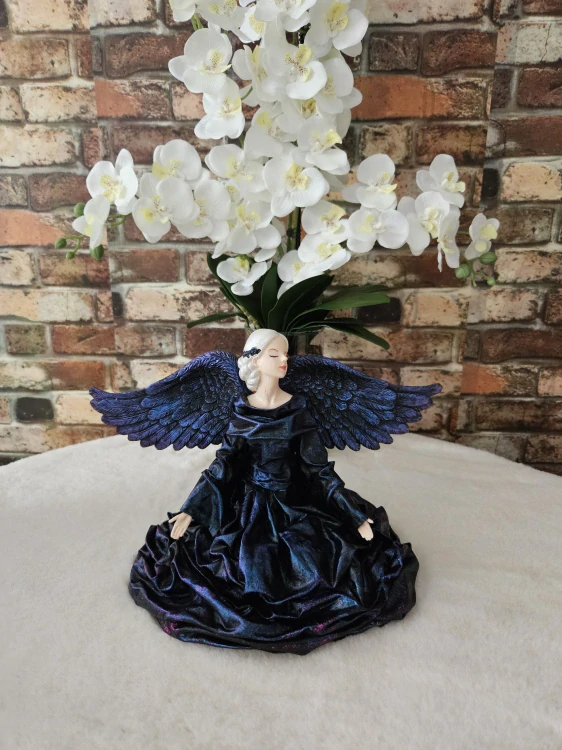 Klečící Andělka Aurora v chameleonové barvě cca 23 cm  - Powertex