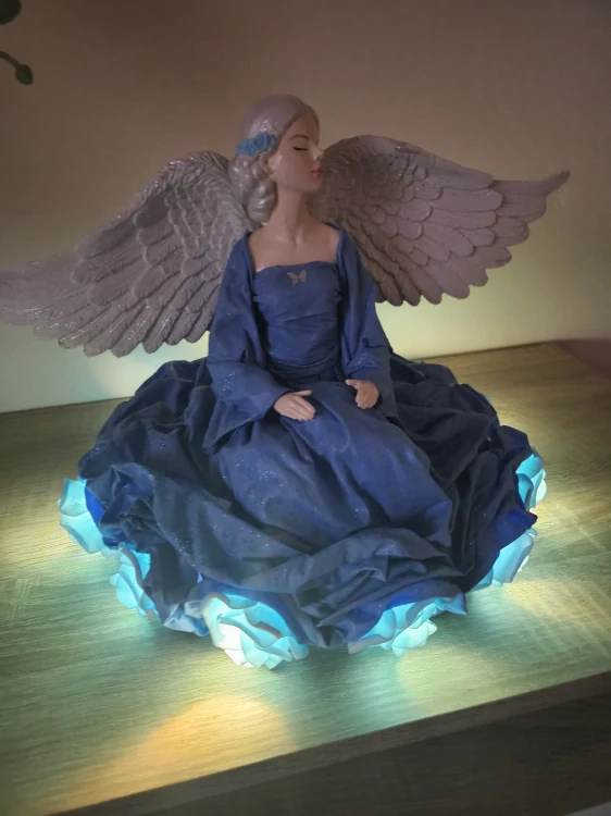 Sedící Andělka Azura v modré barvě s LED světlem růže cca 23 cm - Powertex