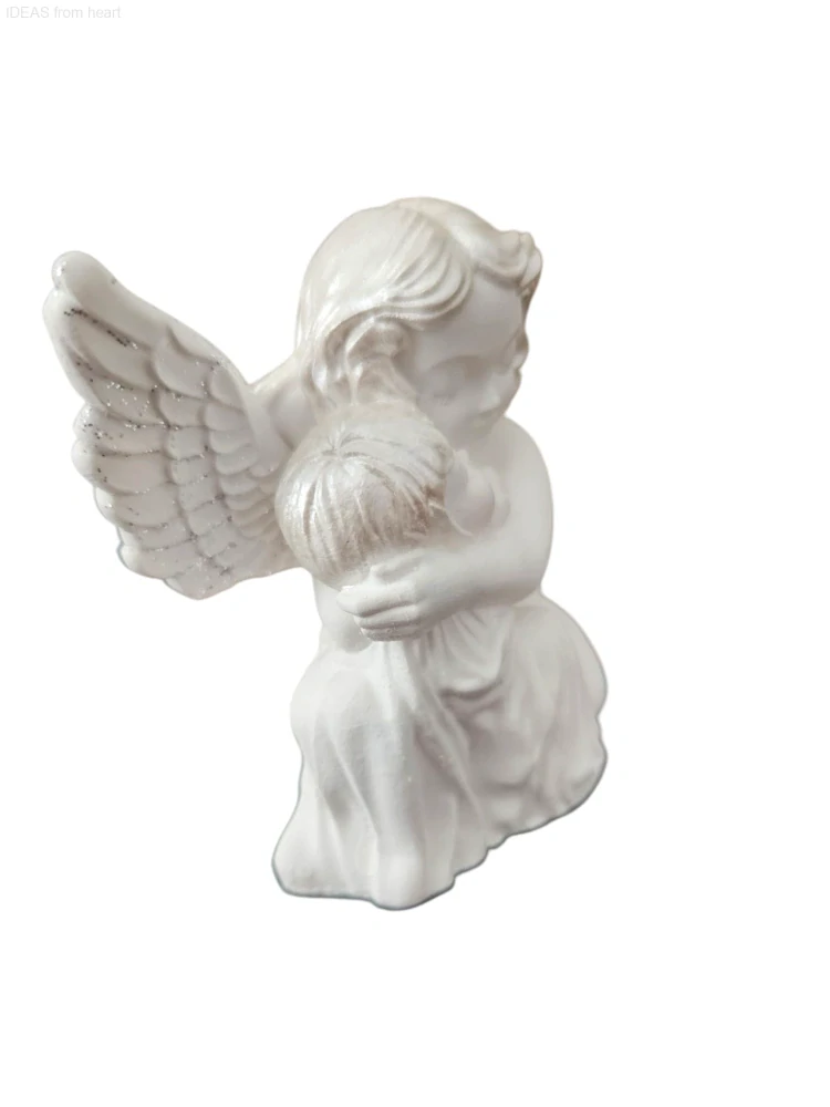Anděl mateřské lásky – Andělka držící v náručí dítě - sádrový odlitek s perletí, 8,5 cm