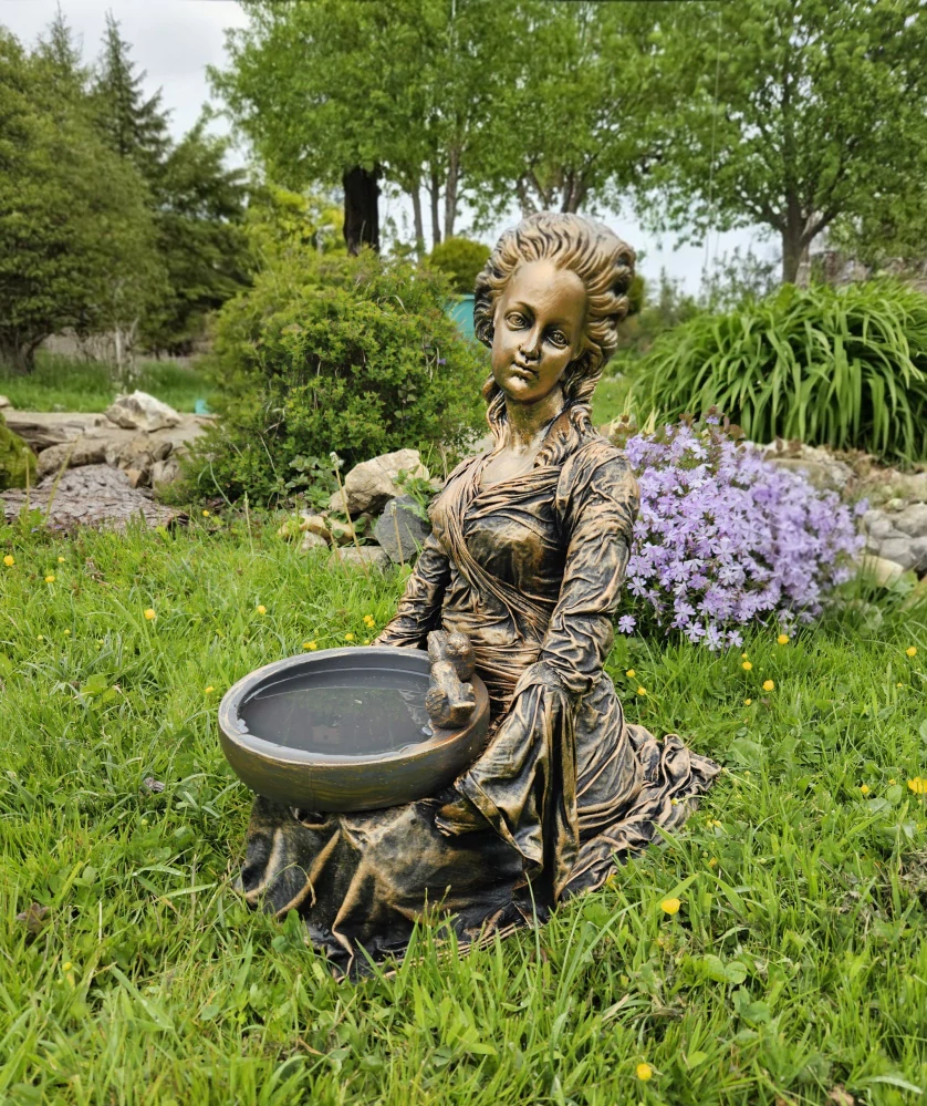 Zahradní socha „Dívka s pítkem“ – bronzová kráska  cca 60 cm - Powertex