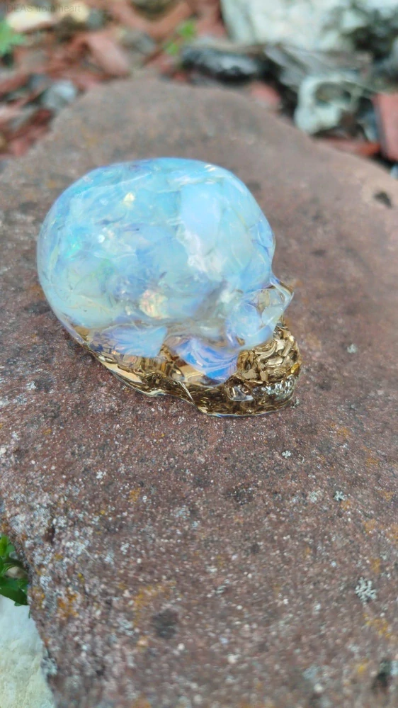 Orgonitová lebka s opalitem – světlo, intuice a jemnost v jednom