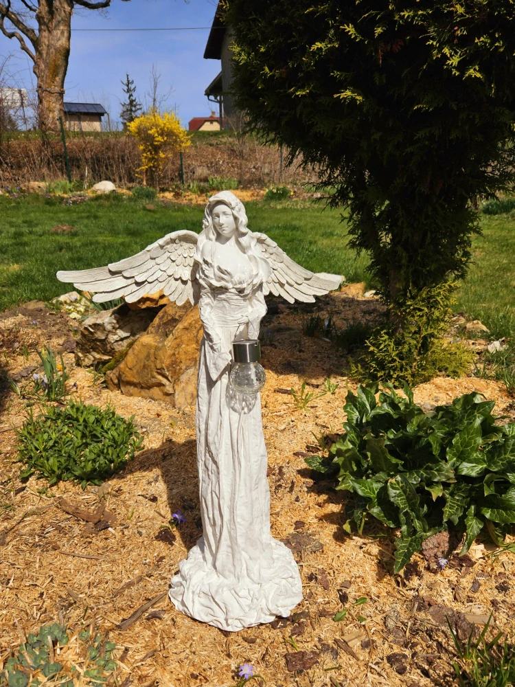 Andělka 77 cm v bílé "zašlé " barvě se solární lucernou - zahradní socha - Powertex