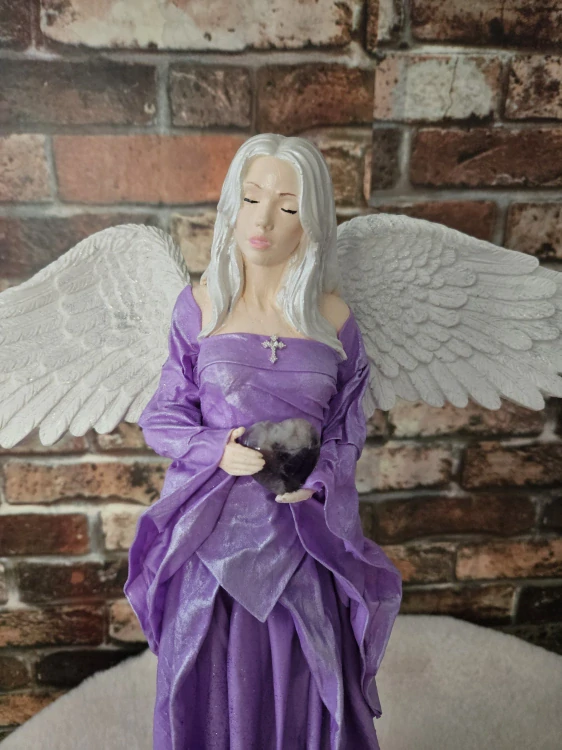 Andělka Viktorie s minerálem ametyst – 50 cm (křídla 41 cm) – Powertex