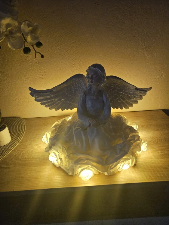 Sedící Andělka Clariel v bílé barvě s LED světlem růže cca 25 cm - Powertex