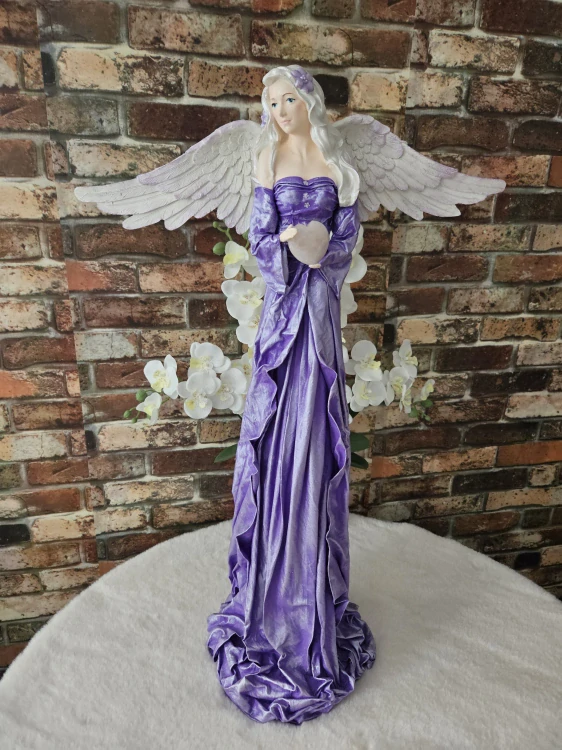 Andělka Valeria 77 cm ve fialové barvě s přírodním minerálem RŮŽENÍN - Powertex
