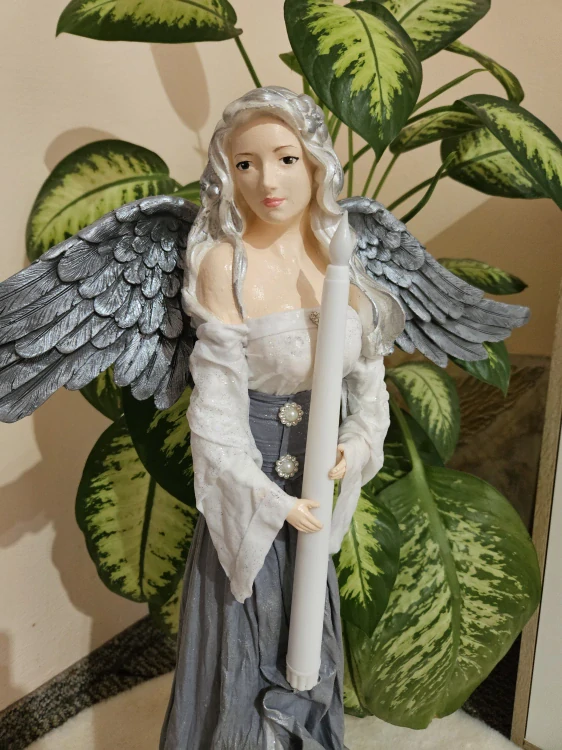 Andělka Lumina 77 cm  s LED svíčkou se stříbrnou patinou - Powertex