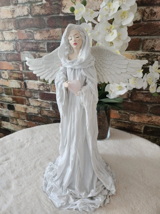 Andělka Eliora stojící v bílé barvě s přírodním minerálem RŮŽENÍN  cca 50 cm - Powertex