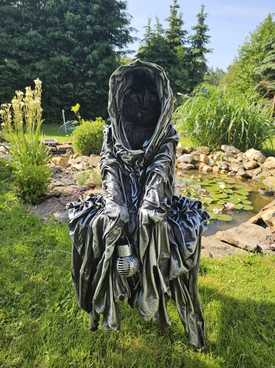 DUCH  SEDÍCÍ- POUSTEVNÍK - stříbrná patina - Halloween - zahradní socha  - Powertex