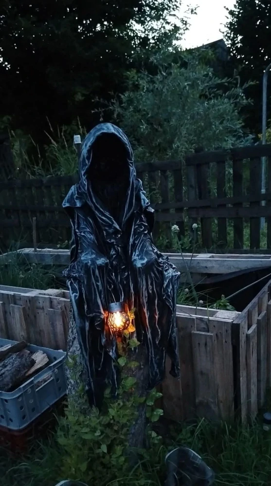 DUCH SEDÍCÍ- POUSTEVNÍK - stříbrná patina - Halloween - zahradní socha - Powertex
