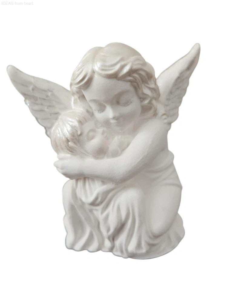Anděl mateřské lásky – Andělka držící v náručí dítě - sádrový odlitek s perletí, 8,5 cm