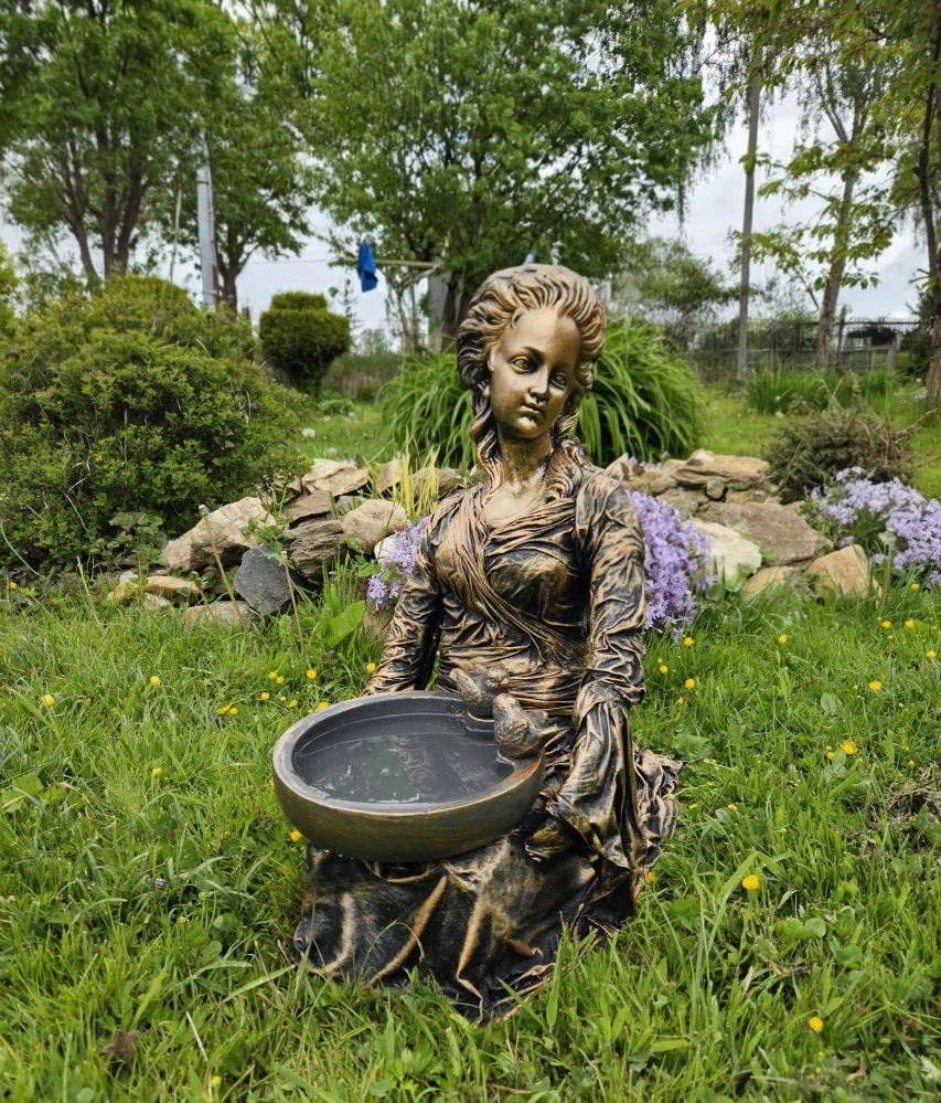 Zahradní socha „Dívka s pítkem“ – bronzová kráska  cca 60 cm - Powertex