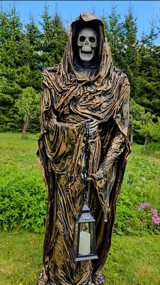 DUCH -Strážce stínů –zahradní socha kostlivce s lucernou, 180 cm (ruční práce, powertex)