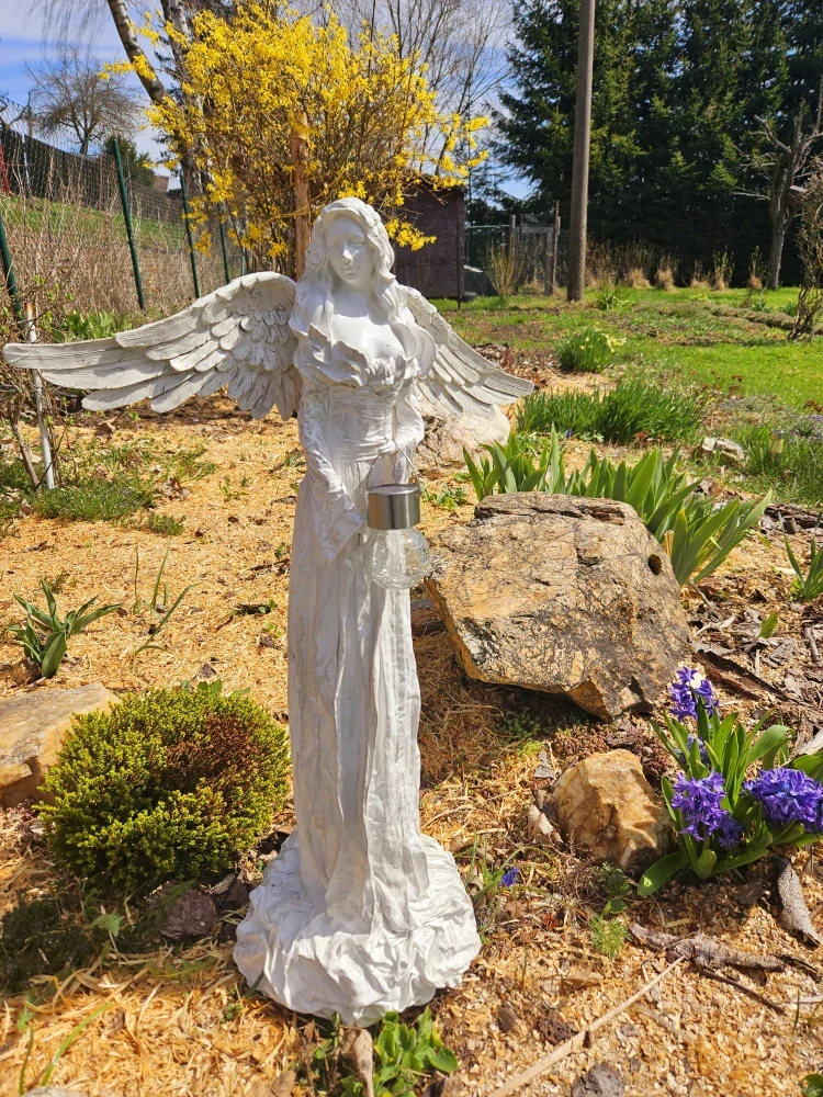 Andělka 77 cm v bílé "zašlé " barvě se solární lucernou - zahradní socha - Powertex