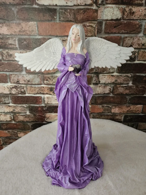 Andělka Viktorie s minerálem ametyst – 50 cm (křídla 41 cm) – Powertex