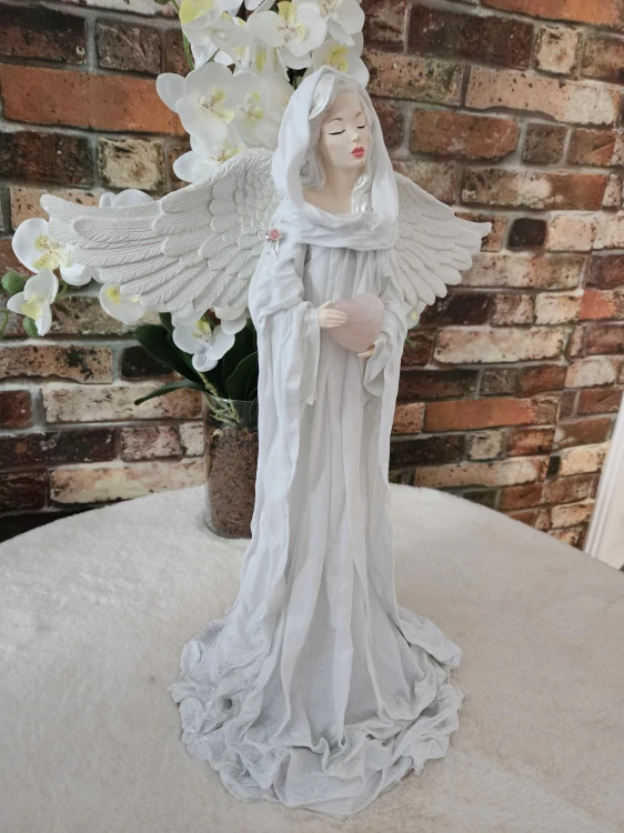Andělka Eliora stojící v bílé barvě s přírodním minerálem RŮŽENÍN  cca 50 cm - Powertex