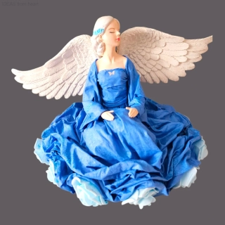 Sedící Andělka Azura v modré barvě s LED světlem růže cca 23 cm - Powertex