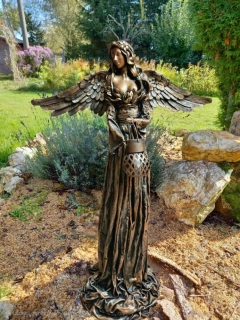 Andělka  77 cm v bronzové barvě se solární lucernou - zahradní socha - Powertex