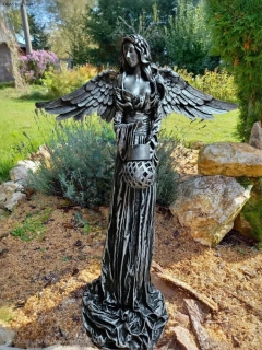 Andělka 77 cm ve stříbrné barvě se solární lucernou - zahradní socha - Powertex