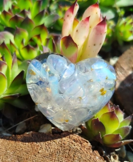 Orgonitové srdce s křišťálem Aqua Aura & opalitem „Srdce duševního světla“ – spojení klidu, intuice a ochrany