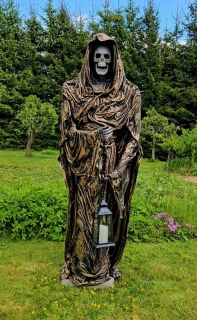 DUCH -Strážce stínů –zahradní socha kostlivce s lucernou, 180 cm (ruční práce, powertex)