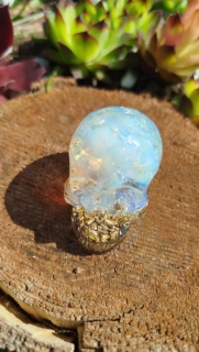 Orgonitová lebka s opalitem – světlo, intuice a jemnost v jednom