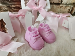  Dekorační svíčka – dětské botičky růžové