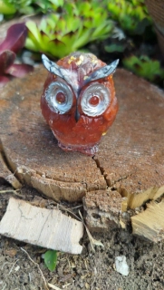 Orgonitová sovička s červeným achátem – ochrana, stabilita a vnitřní síla