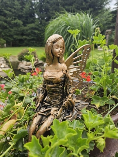 Zahradní víla s motýlími křídly – bronzová - s nohama dolů - Powertex