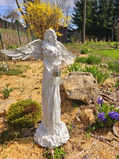 Andělka 77 cm v bílé "zašlé " barvě se solární lucernou - zahradní socha - Powertex
