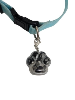 Orgonitový přívěsek na obojek – psí tlapka s obsidiánem vločkovým (2 cm)