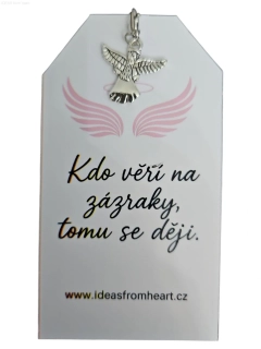 Andílek s karabinkou a visačkou s citátem – „Kdo věří na zázraky, tomu se dějí“