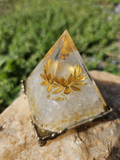 Orgonitová pyramida Světlo a čistota – křišťál & lotos - 5x5 cm