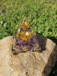 Orgonitová pyramida Intuice a harmonie – ametyst & křišťál - 5x5 cm