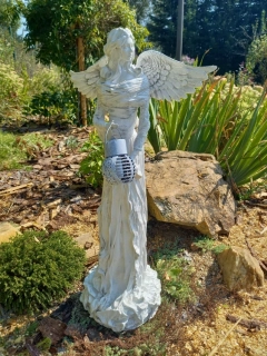 Andělka 72 cm v bílé "zašlé " barvě se solární lucernou - zahradní socha - Powertex