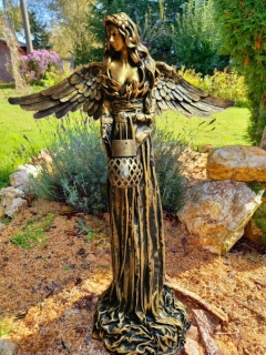 Andělka 77 cm ve zlaté barvě se solární lucernou - zahradní socha - Powertex